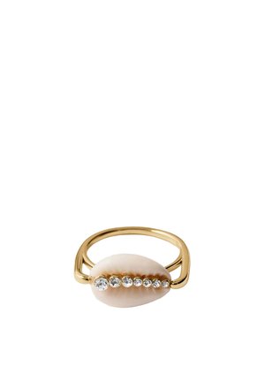 Anillo de oro con un centro de concha marina de color beige claro decorado con una fila de siete pequeños cristales transparentes sobre un fondo blanco.