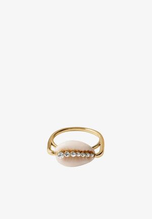Anillo de oro con un centro de concha marina de color beige claro decorado con una fila de siete pequeños cristales transparentes sobre un fondo blanco.