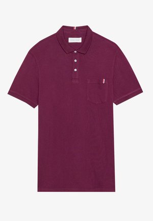 Polo shirt bordeaux con colletto, tre bottoni e taschino a sinistra con una piccola accentuazione tricolore. Tessuto strutturato, maniche corte.