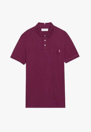 Camisa polo bordô com colarinho, três botões e um bolso no peito esquerdo com um pequeno realce tricolor. Tecido texturizado, mangas curtas.