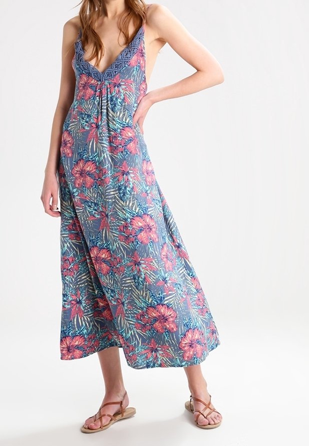 Robe maxi florale bleue avec des motifs tropicaux roses et verts. Décolleté en V avec bordure en dentelle, tissu fluide et longueur jusqu'aux chevilles.