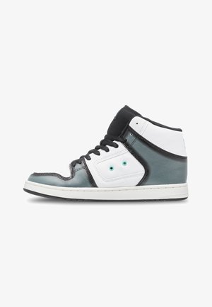 Hoge sneakers met een zwart en teal leren bovenwerk, witte zijpanelen, zwarte veters en een witte rubberen zool. Twee eyelet-accenten.