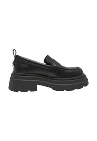 Mocassin noir en cuir à enfiler avec semelle plateforme épaisse et languette au talon, vu de la face extérieure.