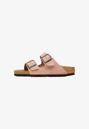 Sandale en daim rose avec deux boucles argentées réglables, semelle en liège et semelle extérieure en caoutchouc noir, vue de côté sur fond blanc.