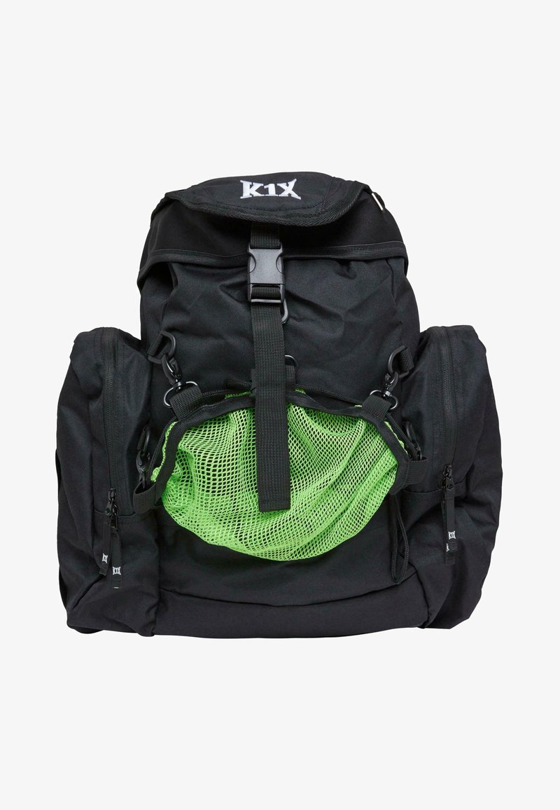 Sac à dos noir avec un grand compartiment principal, des bretelles ajustables et une poche en maille verte fluo à l'avant. Comprend des fermetures éclair et une boucle robuste.