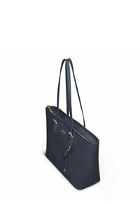 Borsa a spalla in pelle blu navy con manici doppi, zip dorata e piccolo logo dorato sul davanti, inclinata su sfondo bianco.