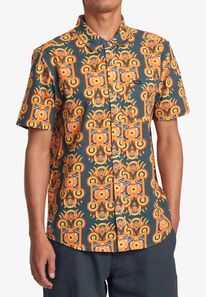 Camicia a maniche corte con bottoni, con un motivo floreale astratto arancione e giallo su uno sfondo verde scuro; tessuto leggero.