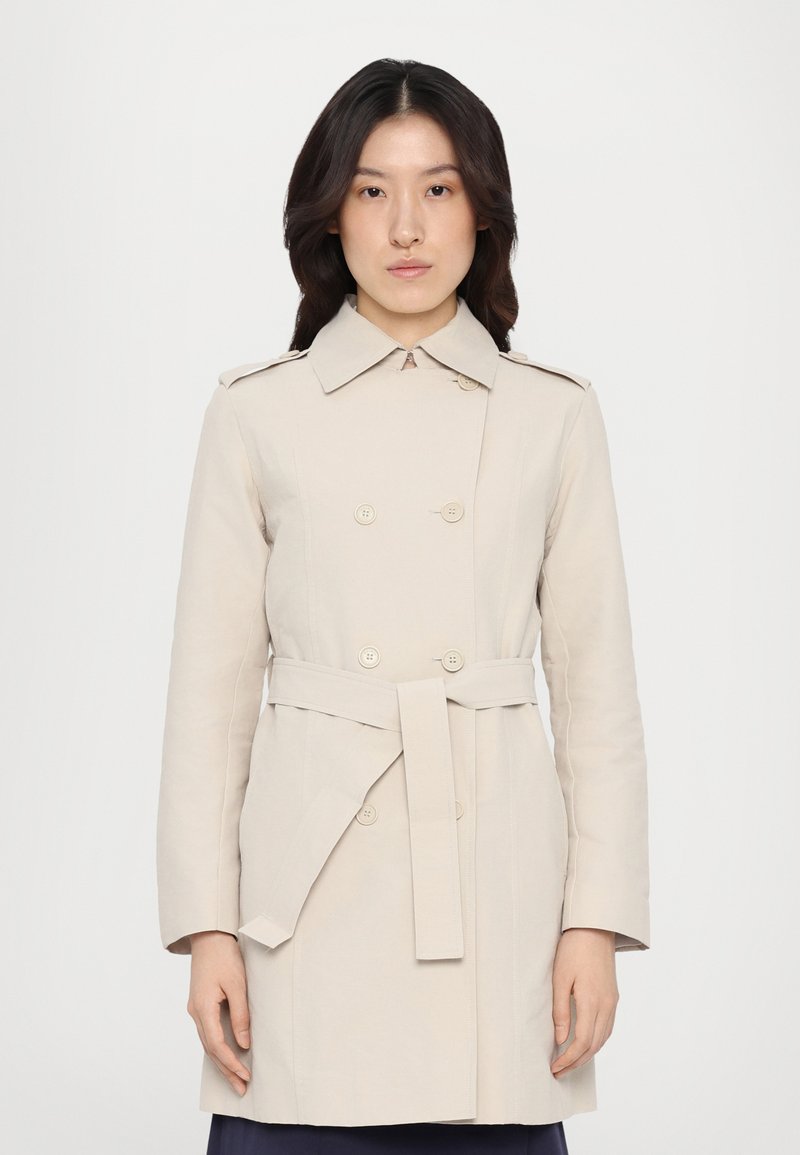 Trench coat bej cu un design structurat, cu un guler dublu, epauleți pe umeri și o curea din material. Textură netedă, mâneci lungi.