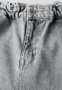 Harmaa denimisati, jossa on kootut joustavat vyötärö ja metallinappi sekä näkyvät ompeluyksityiskohdat. Sileä pinta ja sovitettu malli.