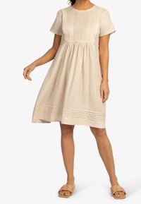 Lněné šaty s krátkým rukávem v světle béžové barvě s plisovaným korzetem a sukní ve tvaru A, se svislými švy na lemu.