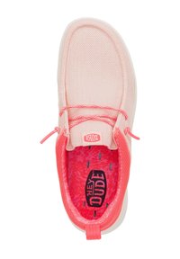 Scarpe slip-on in rete rosa chiaro con accenti corallo, dotate di una fodera a fantasia e suola flessibile. Lacci regolabili per una vestibilità ottimale.