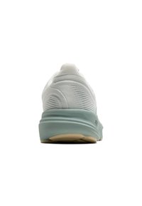 Chaussure de sport blanche vue de l'arrière avec une semelle rembourrée bleu clair et un dessus en tissu texturé.