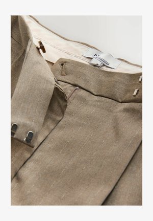 Beige, gestreifte Stoffhose mit Reißverschluss und Knopfverschluss. Verfügt über Gürtelschlaufen und metallische Hardware-Details. Gefüttertes Innenfutter.