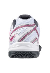 Zapatilla deportiva blanca con una parte superior de malla texturizada, detalles en rosa y gris, y una suela de goma negra duradera. Presenta una forma elegante y ergonómica.