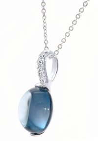 Collana con pendente in pietra blu e placcatura in argento, caratterizzata da una forma liscia e arrotondata e da un biglo con cristalli che scintillano. Catena inclusa.