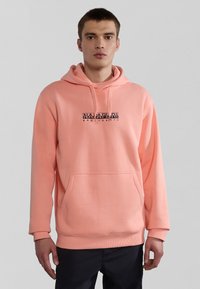 Sudadera de color melocotón, mezcla de algodón, que presenta un bolsillo frontal tipo canguro, puños y dobladillo acanalados, con un logotipo impreso en el pecho.