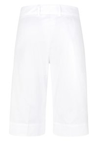 Bílé bavlněné šortky s rovnými nohavicemi, čistým zakončením a záhybem na lemu, bez viditelných kapes nebo ozdob.