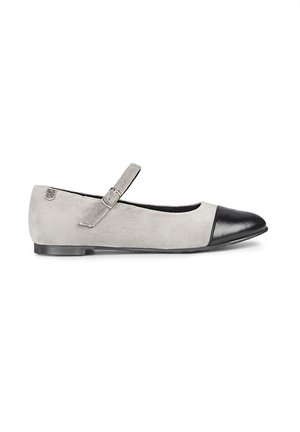 Bailarinas de ante gris con puntera de cuero negro, correa ajustable en el tobillo y suela plana, con un acento de logo en el lateral.