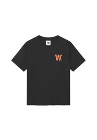 Zwarte katoenen T-shirt met korte mouwen, een ronde hals en een oranje "W" logo op de linkerborst. Zachte, gladde textuur.