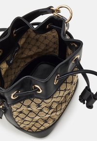 Sort læder bøttepose med en gylden metallic ring, har et mønstret beige interiør og snørelukning.