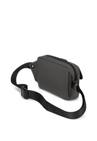 Borsa compatta grigia realizzata in materiale liscio. Presenta una chiusura con zip, una tracolla regolabile e un design rettangolare elegante con angoli arrotondati.