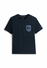 T-shirt in cotone blu navy con maniche corte, caratterizzato da una tasca ricamata con la scritta "HILFIGER NEW YORK 1985" in crema e blu.