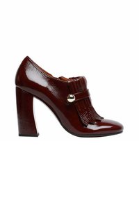 Scarpa con tacco alto in pelle verniciata color bordeaux, con punta arrotondata, dettagli a frangia, un bottone decorativo e tacco quadrato spesso.