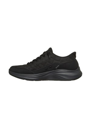 Schwarzer niedriger Sneaker mit gesteppter Seitenpartie, Schnürverschluss vorne und dicker, gepolsterter Sohle, seitlich auf weißem Hintergrund dargestellt.