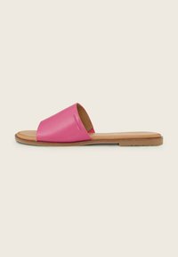 Roze slide-sandaal met een gladde synthetische bovenkant en een platte bruine zool. Heeft een open teen ontwerp en een minimalistische stijl.