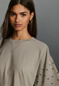 Next SHORT SLEEVE  EMBELLISHED SPARKLE  REGULAR FIT - Paprasti marškinėliai - khaki green stars
