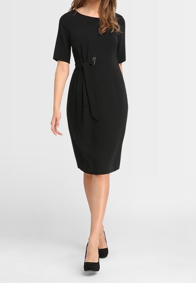Robe noire longueur genoux avec des manches courtes, taille ajustée et un détail de lien sur le côté. Fabriquée dans un tissu lisse, arborant un design simple et classique.
