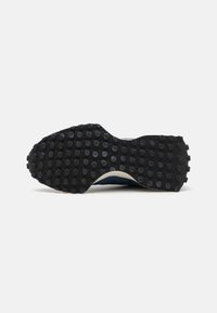 Czarna gumowa podeszwa z teksturowanymi kropkami, zaprojektowana dla lepszej przyczepności. Posiada zakrzywioną białą środkową część podeszwy, uzupełnioną różnymi odcieniami niebieskiego powyżej.