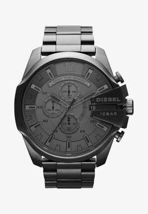 Reloj de acero inoxidable negro con una caja robusta, diales de cronógrafo y una pulsera con eslabones. Presenta un dial gris con marcadores de hora audaces y números árabes.