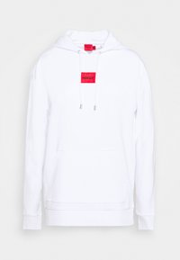 Sudadera blanca de tejido suave con un bolsillo canguro. Presenta una etiqueta rectangular roja con "HUGO" en negro. Capucha con cordón ajustable.
