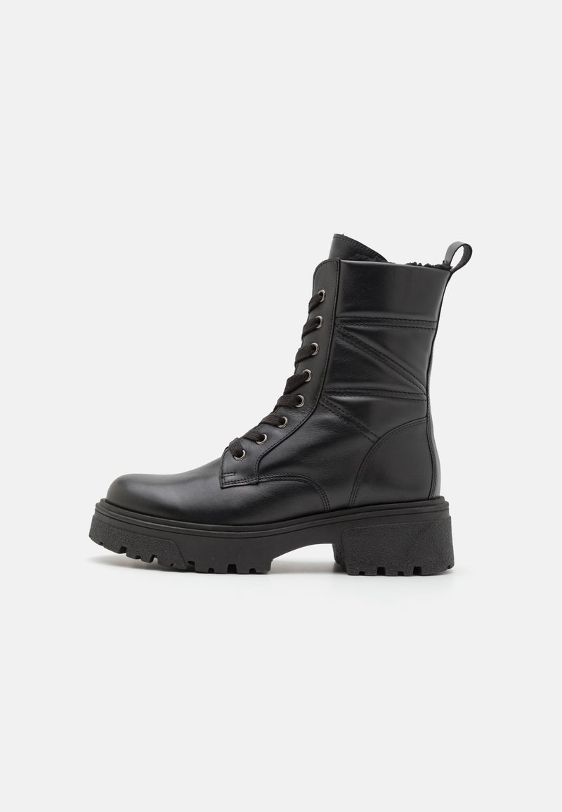Botas de meia-cala preta feitas de couro liso, com sola elevada, bico redondo, atacadores à frente e aba na traseira.