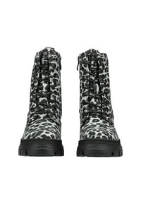 Ankletové boty s leopardím potiskem v černé a šedé barvě, s texturovaným povrchem, kontrastními černými šňůrkami a zipy na boku pro snadné obouvání.