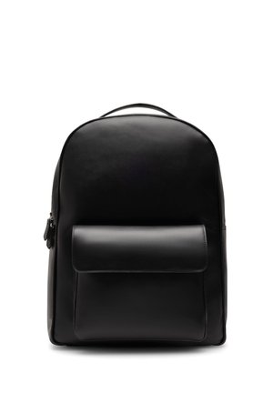 Czarny skórzany plecak z zaokrąglonym górnym wykończeniem, przednią kieszenią z klapką i bocznym zamkiem błyskawicznym na białym tle.