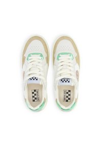 Baskets blanches et beiges avec des accents verts, en cuir et suède, avec un orteil perforé et un motif à carreaux sur l'étiquette de la languette.