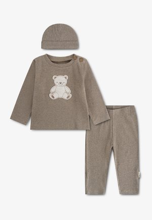 Blødt brunt ribbet babyoutfit med matchende hat, langærmet top med en teddybjørn-patch og bukser.