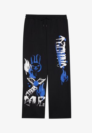 Sorte sweatpants med graffiti-stil i hvide og blå designs. Bemærkelsesværdige detaljer inkluderer en kanin-grafik og tekst med et slidt udtryk.