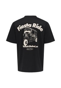 T-shirt nera con grafica di un tuk-tuk e testo "Fiesta Ride," "1ktukGlobal.co" e "Explore Today" sul retro.