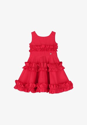 Abito rosso senza maniche con tre strati di tessuto arricciato intorno alla vita e all'orlo, caratterizzato da un piccolo ornamento a forma di cuore.