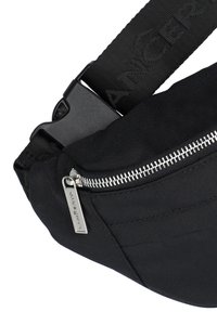 Czarna torba na ramię z materiału o fakturowanej powierzchni, z metalowym zamkiem błyskawicznym, plastikowym zapięciem oraz wytłoczonym logo na pasku.