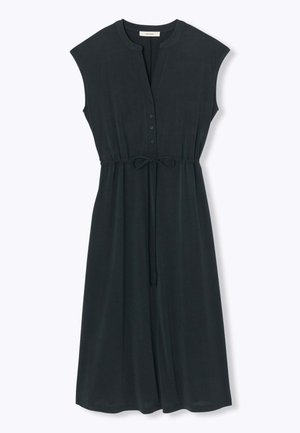 Robe midi vert foncé en matériau léger. Présente un col sans col, une patte de boutonnage sur le devant et un lien à la taille pour l'ajustement.