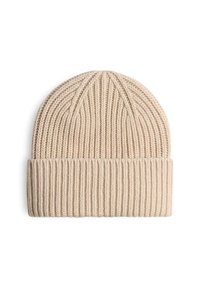 Berretto lavorato a maglia beige con texture a coste, dotato di risvolto e motivo verticale. Il materiale appare morbido e caldo.