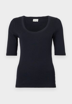Marineblå, tætsiddende t-shirt med rund halsudskæring og trekvartlange ærmer. Fremstillet af et blødt, strækbart stof for komfort.