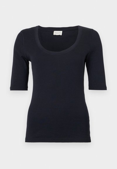 Tricou ajustat de culoare bleu marin, cu decolteu rotund și mâneci până la trei sferturi. Fabricat dintr-un material moale și elastic pentru confort.