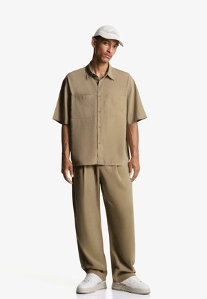 Bershka JOGGER - BAGGY - Trousers - sand