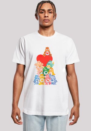 Weißes Baumwoll-T-Shirt mit einem bunten Cartoon-Bären-Graphic, der vor einem großen roten Herz gestapelt ist. Lässiger Schnitt mit kurzen Ärmeln.