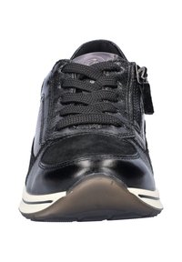 Baskets noires en cuir lisse et en daim, avec un design à lacets, une fermeture éclair sur le côté et une semelle en caoutchouc blanche avec des accents noirs.